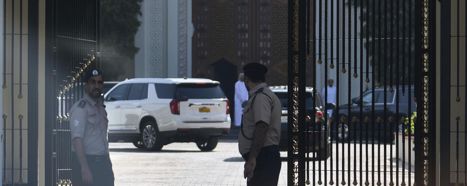 Omani security personnel watch a convoy believed to be carrying U.S. Mideast envoy Steve Witkoff in Muscat, Oman, Saturday, April 12, 2025.  - Sputnik International, 1920, 13.04.2025