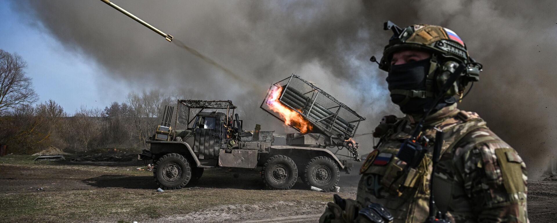 Russian servicemen of the 40th Separate Guards Naval Infantry Brigade of the Sever Battlegroup fire a BM-21 Grad multiple rocket launcher towards Ukrainian positions - Sputnik International, 1920, 11.05.2025