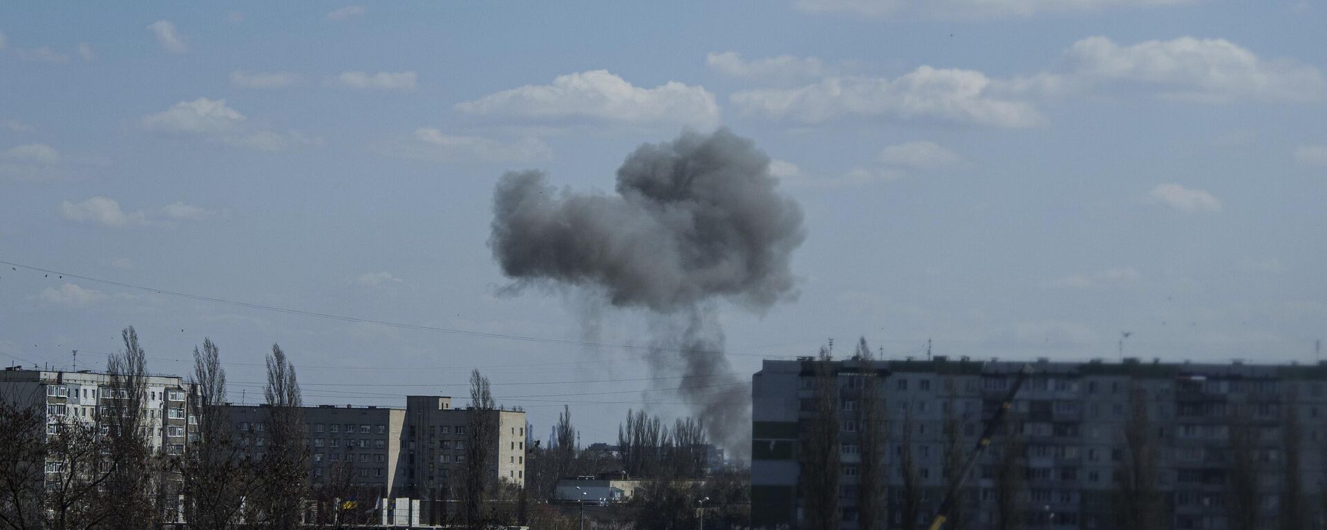 Smoke rises from an explosion following a Russian drone strike on Sumy, Ukraine - Sputnik International, 1920, 14.04.2025