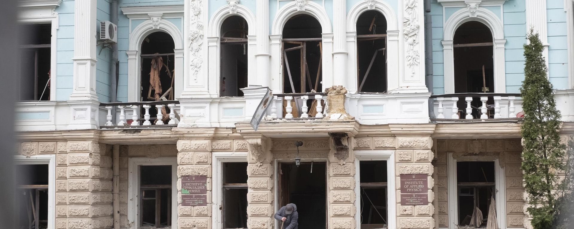 A man cleans a street from broken glass of a building damaged by a Russian missile strike on Sumy, Ukraine, Sunday, April 13, 2025. - Sputnik International, 1920, 27.05.2026