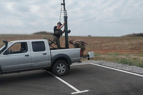 Borshchevik satellite jamming system being set up on the back of a pickup truck. - Sputnik International
