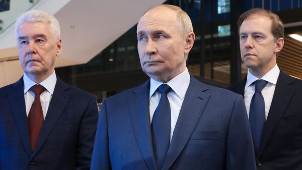 Russian President Vladimir Putin at a meeting with students of the Bauman Moscow State Technical University - Sputnik International