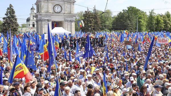 People holding European Union and Moldovan flags fill the Great National Assembly Square in Chisinau, Moldova, Sunday, May 21, 2023. - Sputnik International