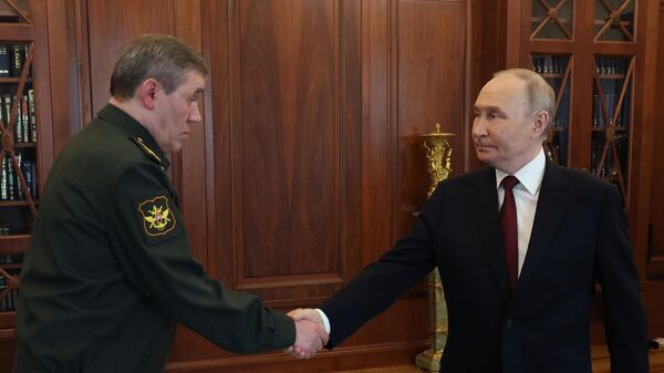 President Putin and General Valery Gerasimov, Chief of the General Staff of the Russian Armed Forces, April 19, 2025 - Sputnik International