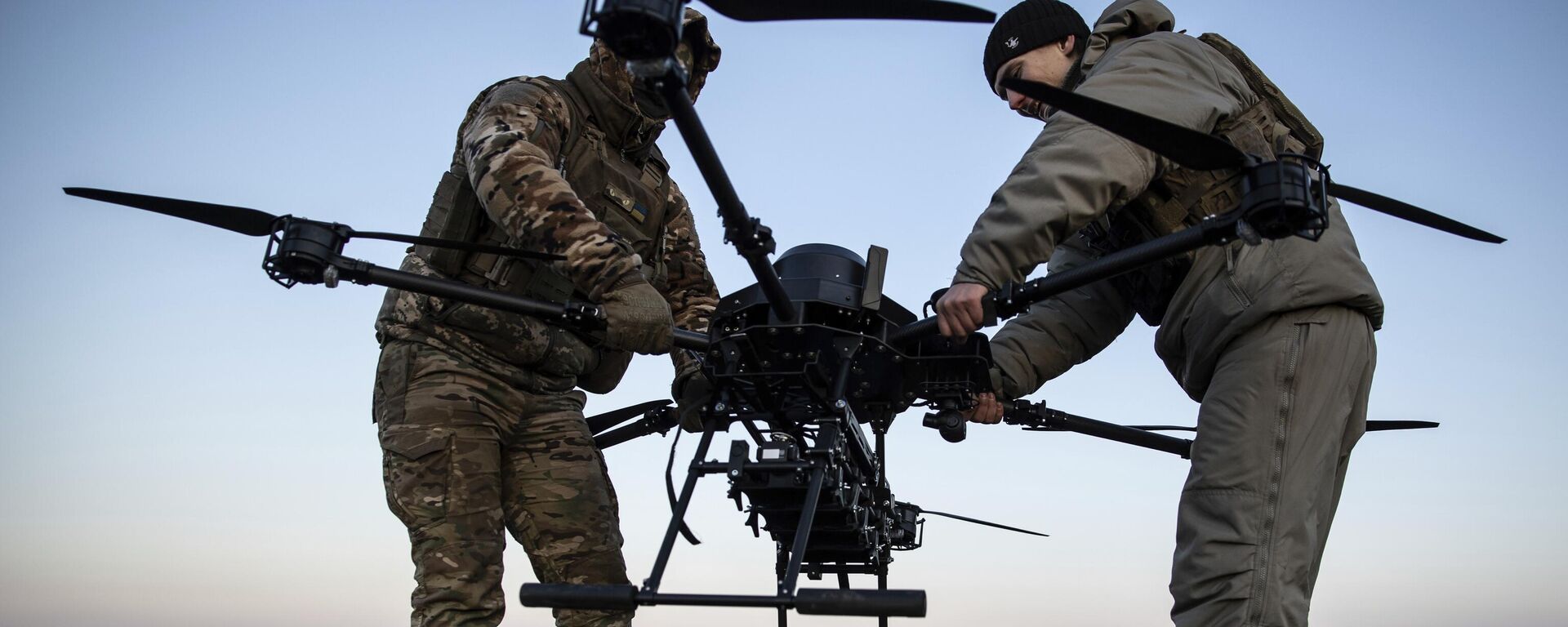 Ukrainian servicemen prepare a Vampire attack drone near the front line in the Donetsk region, Ukraine, Saturday, Feb. 8, 2025. - Sputnik International, 1920, 30.09.2025