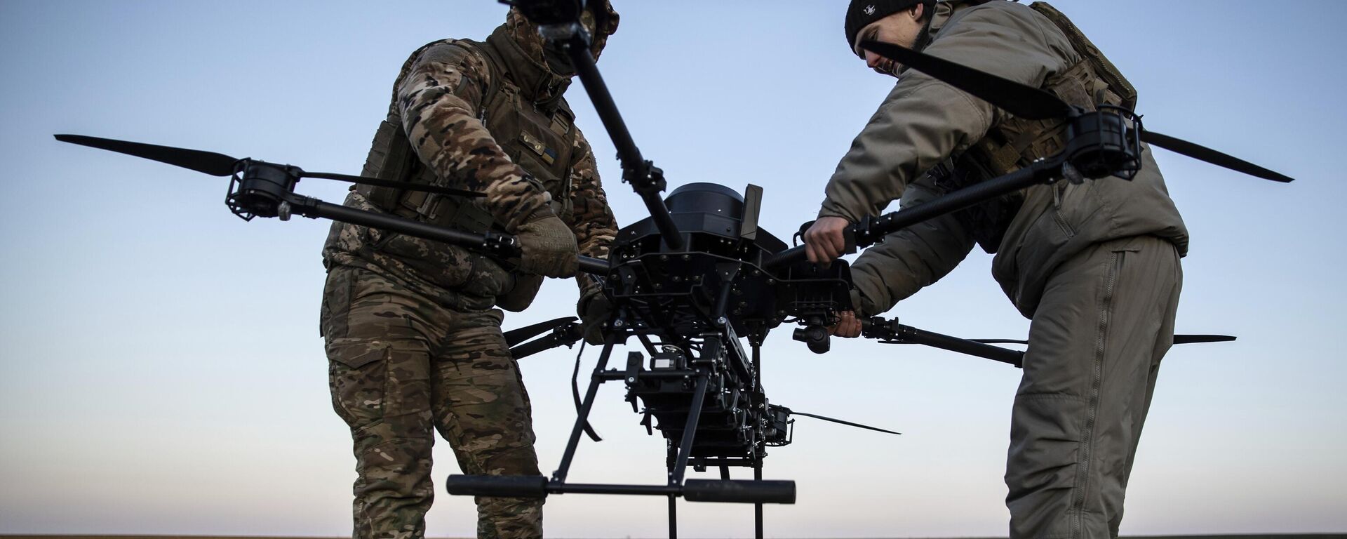 Ukrainian servicemen prepare a Vampire attack drone near the front line in the Donetsk region, Ukraine, Saturday, Feb. 8, 2025. - Sputnik International, 1920, 30.12.2025