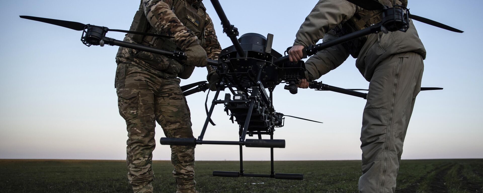 Ukrainian servicemen prepare a Vampire attack drone near the front line in the Donetsk region, Ukraine, Saturday, Feb. 8, 2025. Ukrainian servicemen prepare a Vampire attack drone near the front line in the Donetsk region, Ukraine, Saturday, Feb. 8, 2025. - Sputnik International, 1920, 30.09.2025