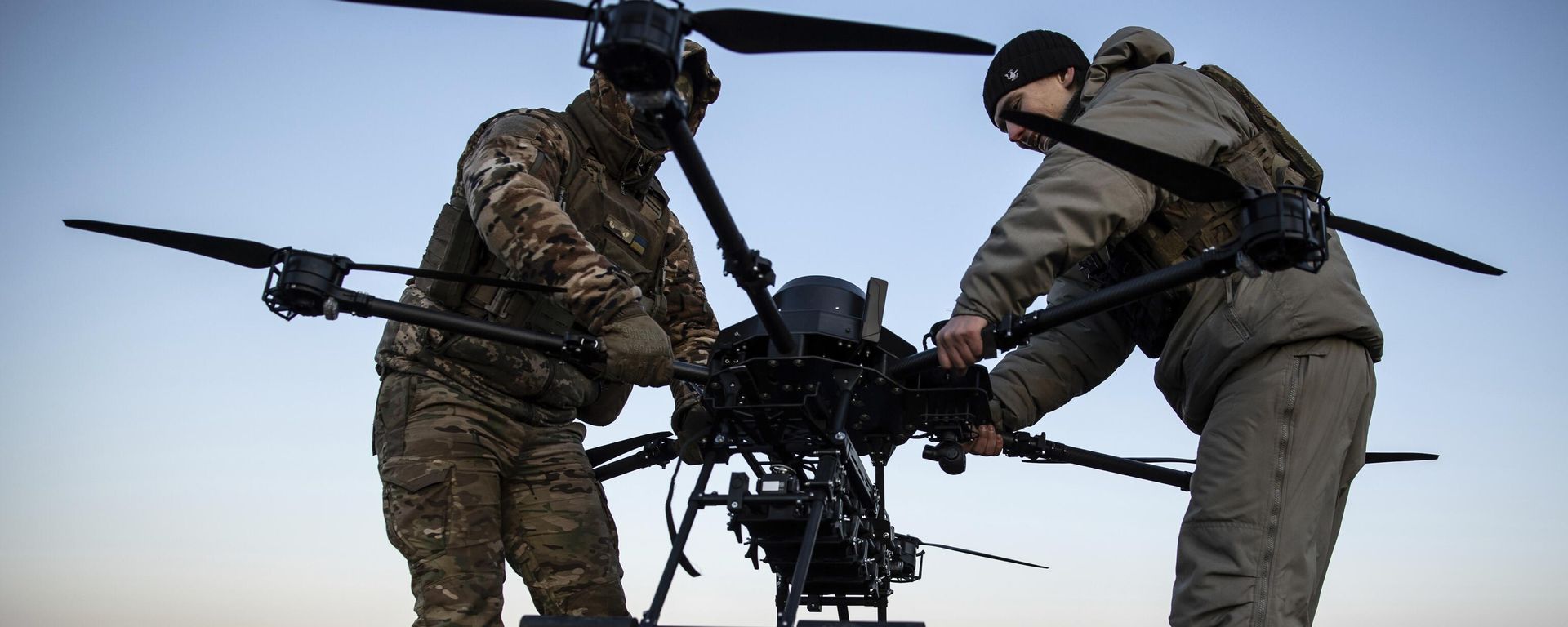Ukrainian servicemen prepare a Vampire attack drone near the front line in the Donetsk region, Ukraine, Saturday, Feb. 8, 2025. - Sputnik International, 1920, 01.01.2026