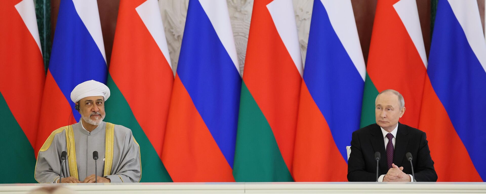 Vladimir Putin and Omani Sultan Haitham bin Tariq Al Said - Sputnik International, 1920, 22.04.2025
