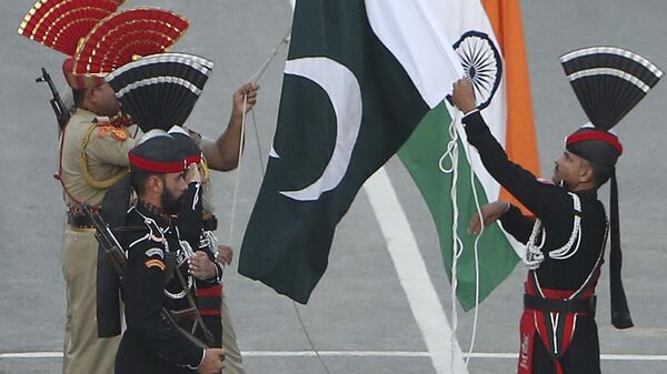 Pakistan Rangers soldiers in black uniform face Indian Border Security Force soldiers at a daily closing ceremony at Wagah border post. File photo. - Sputnik International