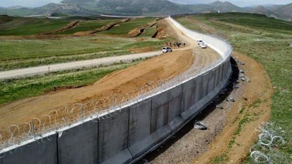 Section of border wall between Iran and Afghanistan. - Sputnik International