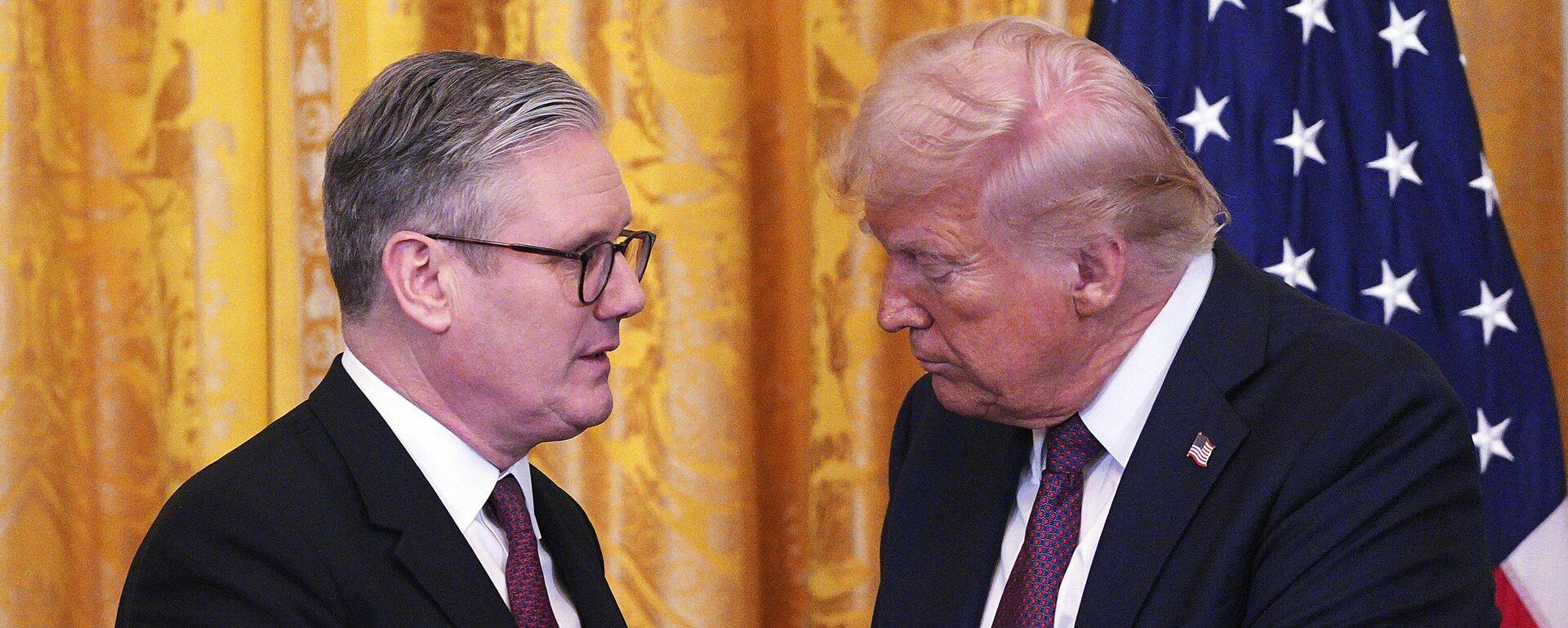 Britain's Prime Minister Keir Starmer, left, and U.S. President Donald Trump shake hands at a joint press conference in the East Room at the White House Thursday, Feb. 27, 2025, in Washington. - Sputnik International, 1920, 02.03.2026