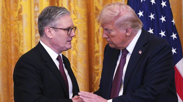 Britain's Prime Minister Keir Starmer, left, and U.S. President Donald Trump shake hands at a joint press conference in the East Room at the White House Thursday, Feb. 27, 2025, in Washington. - Sputnik International