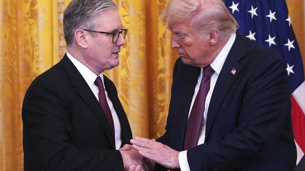 Britain's Prime Minister Keir Starmer, left, and U.S. President Donald Trump shake hands at a joint press conference in the East Room at the White House Thursday, Feb. 27, 2025, in Washington. - Sputnik International