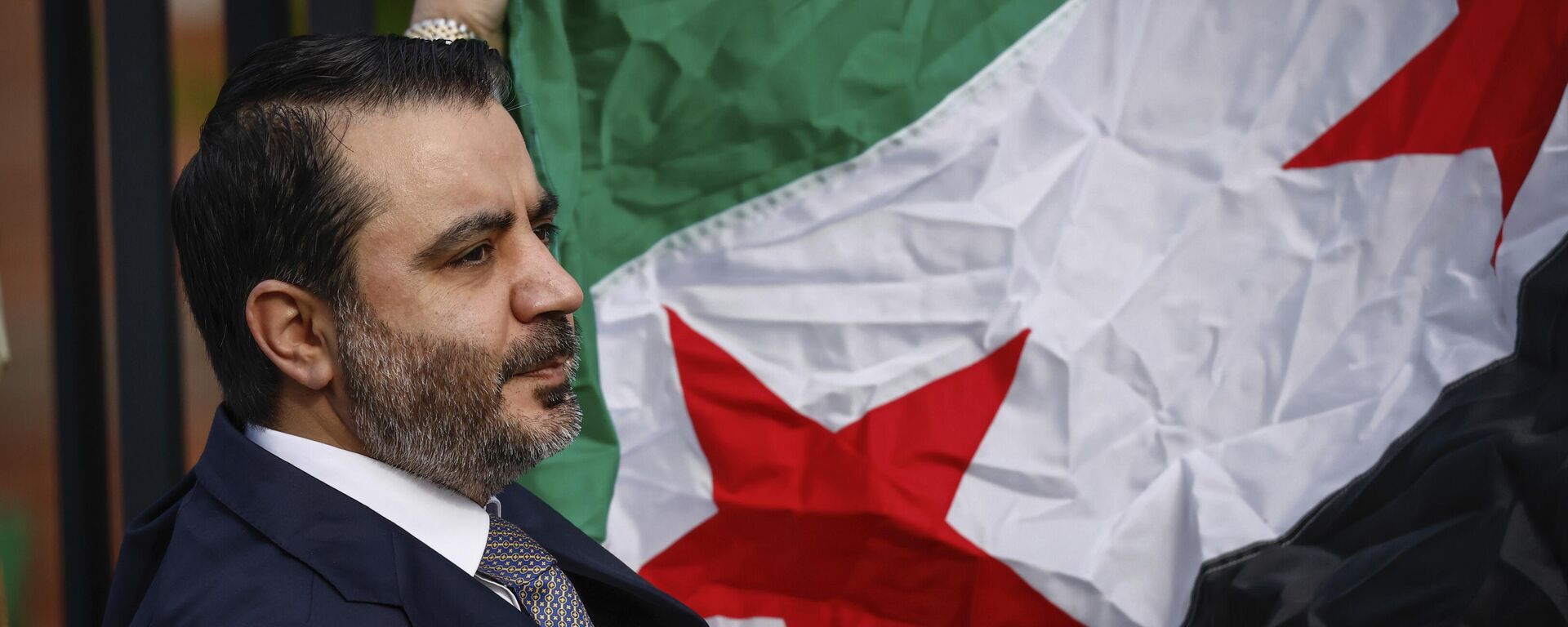 Syria's Foreign Minister Asaad Al-Shibani holds the Syrian Flag during a ceremony where the Syrian flag was added to the 100 flags flying in line at United Nations Headquarters on Friday, April 25, 2025.  - Sputnik International, 1920, 26.04.2025