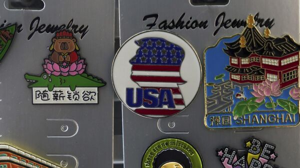 A pin with the silhouette depicting US President Donald Trump is seen displayed at the Yiwu International Trade Market in Yiwu, eastern China's Zhejiang province, Thursday, April 10, 2025. - Sputnik International