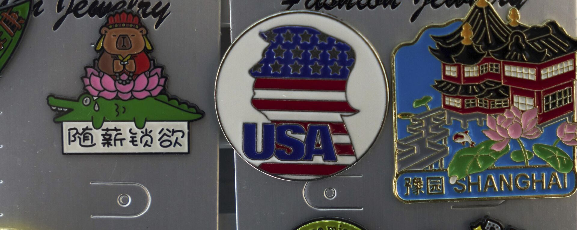 A pin with the silhouette depicting US President Donald Trump is seen displayed at the Yiwu International Trade Market in Yiwu, eastern China's Zhejiang province, Thursday, April 10, 2025. - Sputnik International, 1920, 26.04.2025