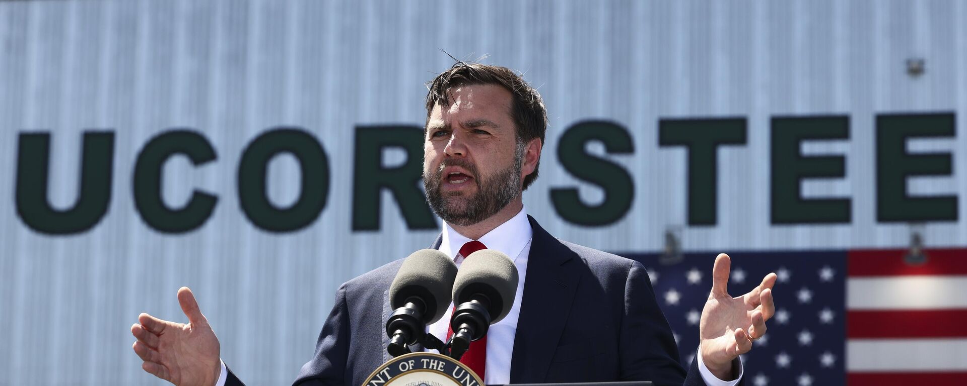 Vice President JD Vance speaks during a tour at Nucor Steel Berkeley in Huger, S.C., Thursday, May 1, 2025 - Sputnik International, 1920, 02.05.2025