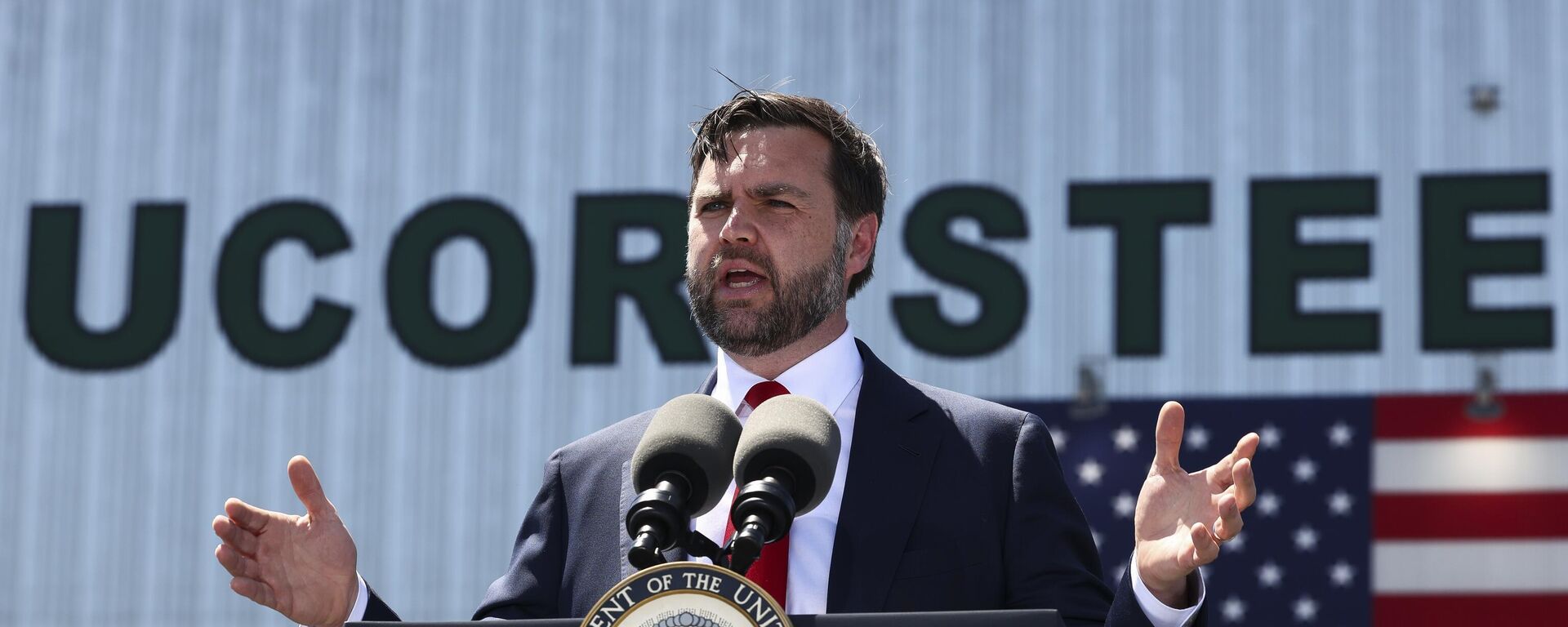 Vice President JD Vance speaks during a tour at Nucor Steel Berkeley in Huger, S.C., Thursday, May 1, 2025 - Sputnik International, 1920, 02.05.2025