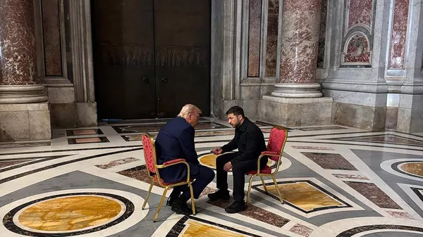 In this photo provided by the Ukrainian Presidential Press Office, Ukraine's President Volodymyr Zelenskyy, right, and President Donald Trump, talk as they attend the funeral of Pope Francis in Vatican, Saturday, April 26, 2025. - Sputnik International
