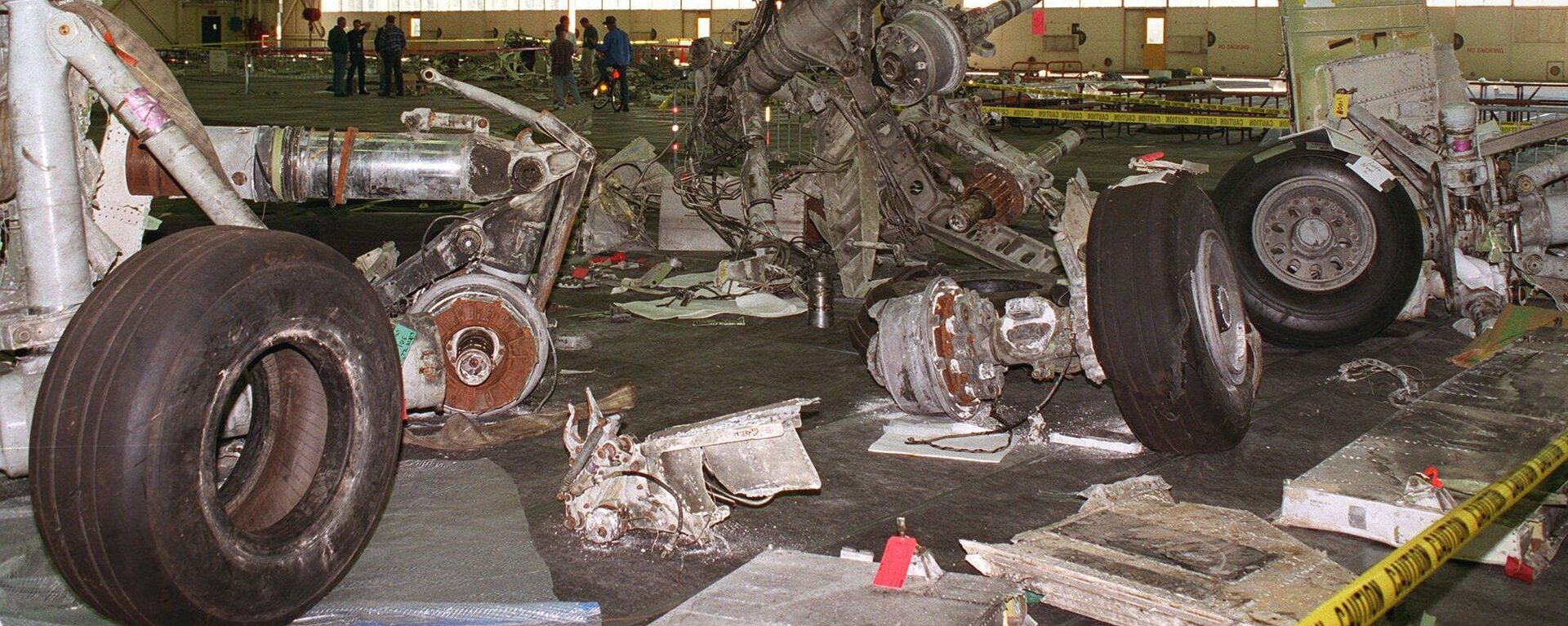 Pieces of the landing gear from TWA Flight 800 lay on the floor in an aircraft hanger in Calverton, N.Y. Tuesday, Sept. 24, 1996 in this photo released by the FBI in New York Friday, Sept. 27, 1996 - Sputnik International, 1920, 03.05.2025