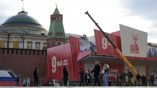 Workers cover up Lenin's Mausoleum to install seating area for Russian leaders and high-profile foreign guests of the May 9 Victory Day Parade marking the 80th anniversary of the Soviet people's victory in the European theater of World War II. - Sputnik International