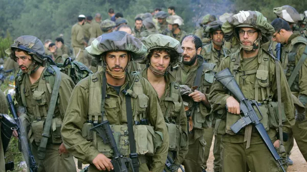 Israeli paratroopers gather near the border before advancing  inside southern Lebanon from Israel Saturday, Aug. 12, 2006 - Sputnik International