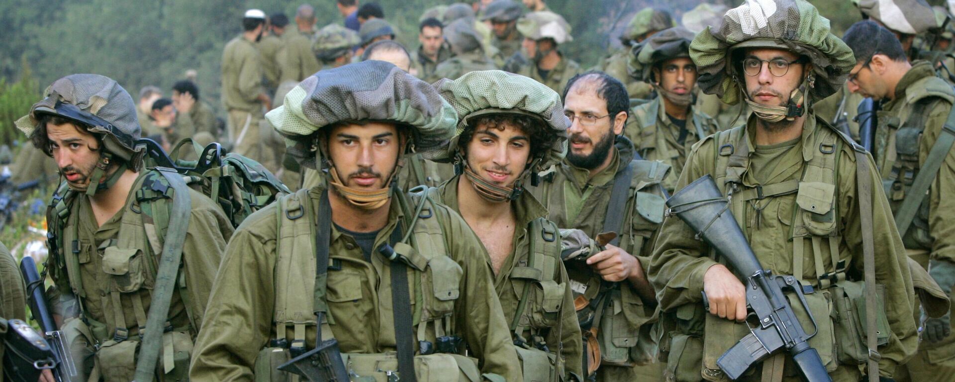 Israeli paratroopers gather near the border before advancing  inside southern Lebanon from Israel Saturday, Aug. 12, 2006 - Sputnik International, 1920, 04.05.2025