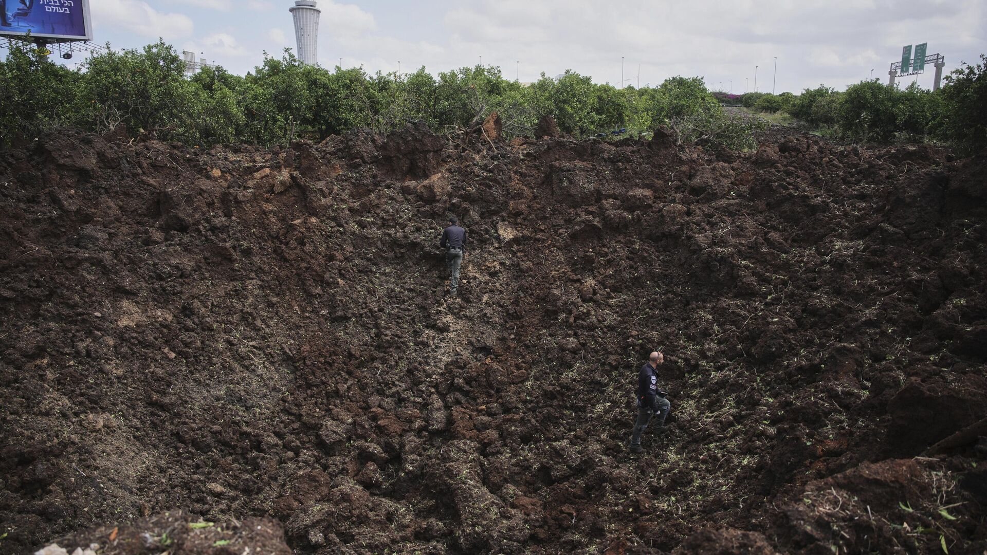 Israeli security forces inspect a crater at the site where the Israeli military said a projectile fired by Yemen's Houthi rebels landed in the area of Ben Gurion International Airport near Tel Aviv, Israel, on Sunday, May 4, 2025. Israeli security forces inspect a crater at the site where the Israeli military said a projectile fired by Yemen's Houthi rebels landed in the area of Ben Gurion International Airport near Tel Aviv, Israel, on Sunday, May 4, 2025. - Sputnik International, 1920, 04.05.2025