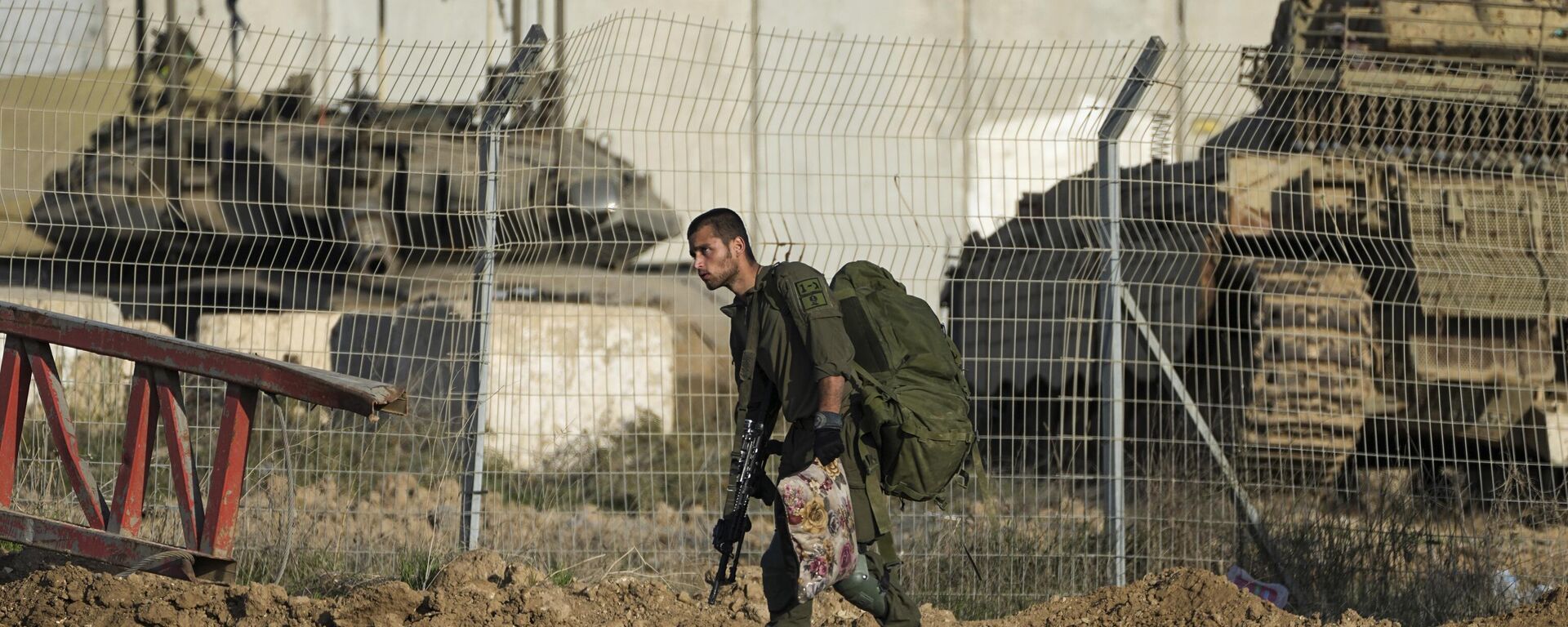 Israeli troops are seen near the border with Gaza Strip in southern Israel, Sunday, Jan. 19, 2025. - Sputnik International, 1920, 08.08.2025