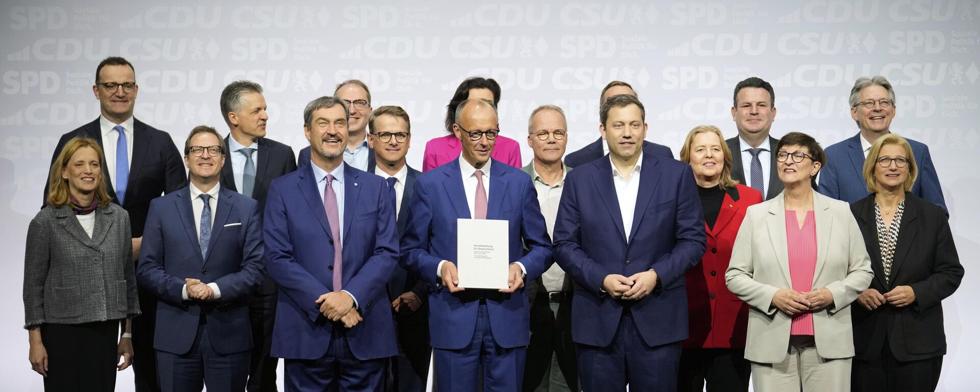 CSU leader Markus Soeder, CDU leader Friedrich Merz, SPD leader Lars Klingbeil and SPD Chairwoman Saskia Esken, front row from left, stand together with the new ministers after signing the coalition treaty in Berlin, Germany, Monday, May 5, 2025.  - Sputnik International, 1920, 05.05.2025