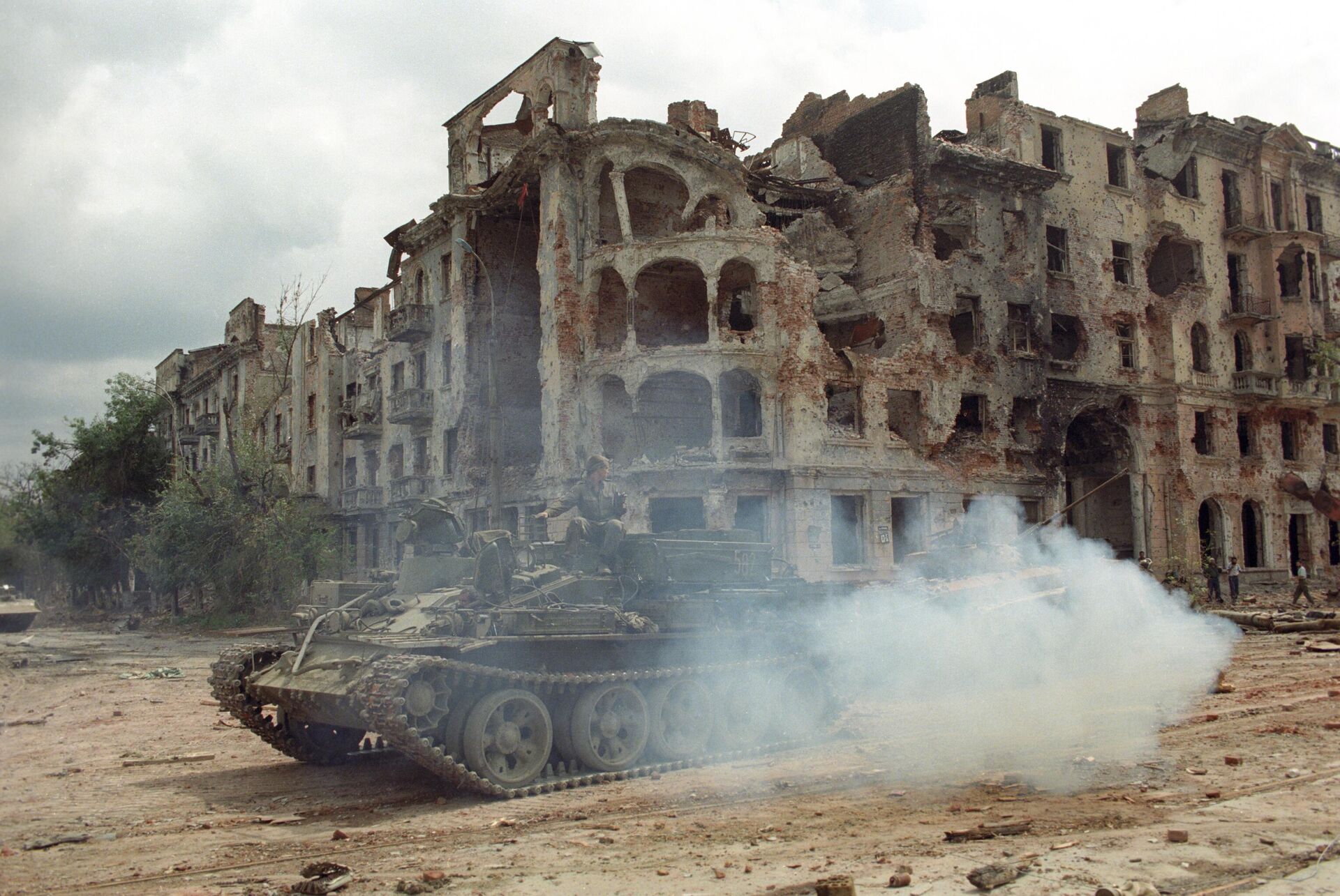 Military operations in Grozny, August 1996. Armored vehicles of the Russian Interior Troops near destroyed houses in the city center. Military operations in Grozny, August 1996. Armored vehicles of the Russian Interior Troops near destroyed houses in the city center. - Sputnik International, 1920, 07.05.2025
