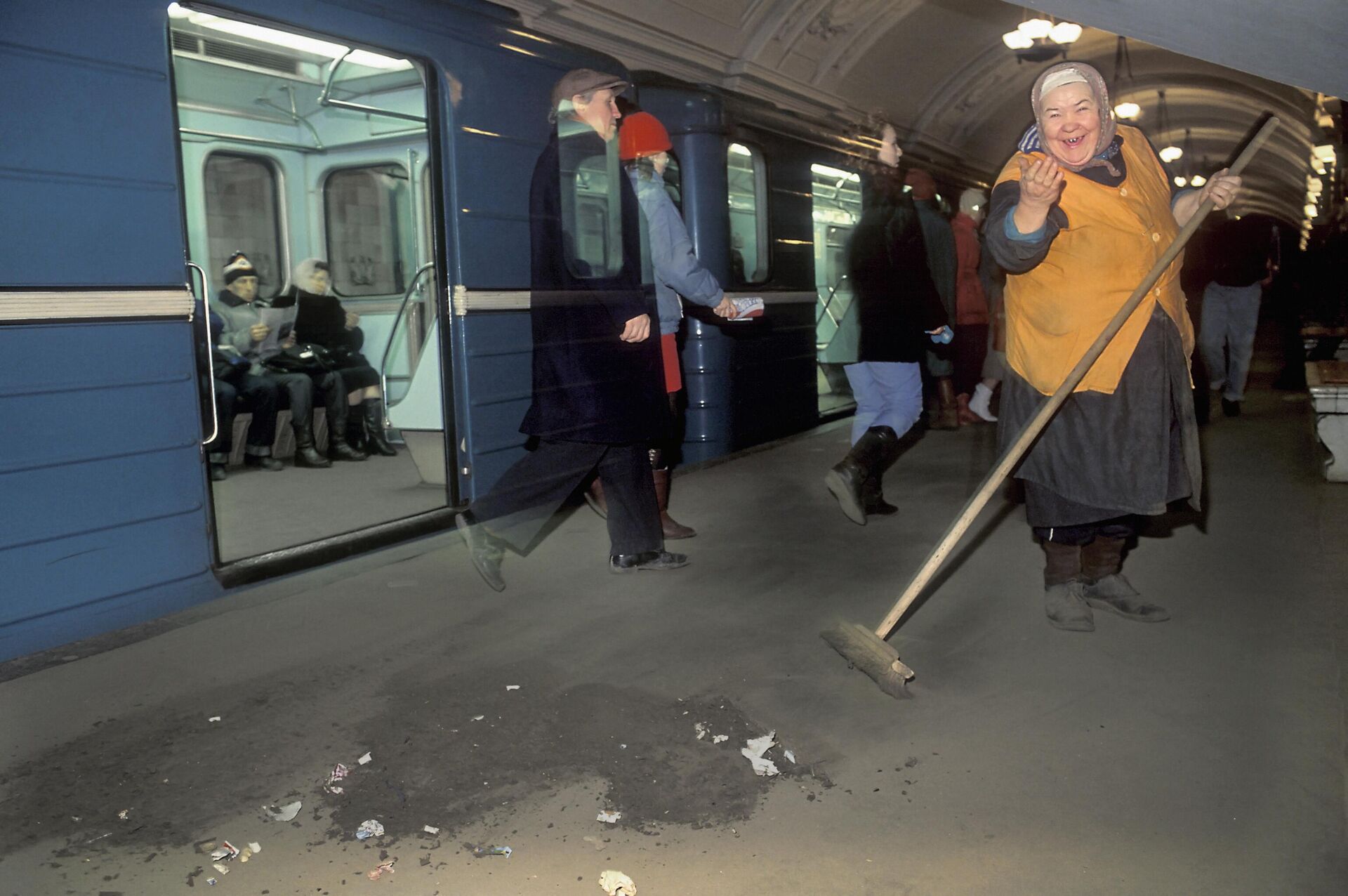 A worker of the Moscow Metro sweeps the platform of the Oktyabrskaya station. A worker of the Moscow Metro sweeps the platform of the Oktyabrskaya station. - Sputnik International, 1920, 07.05.2025