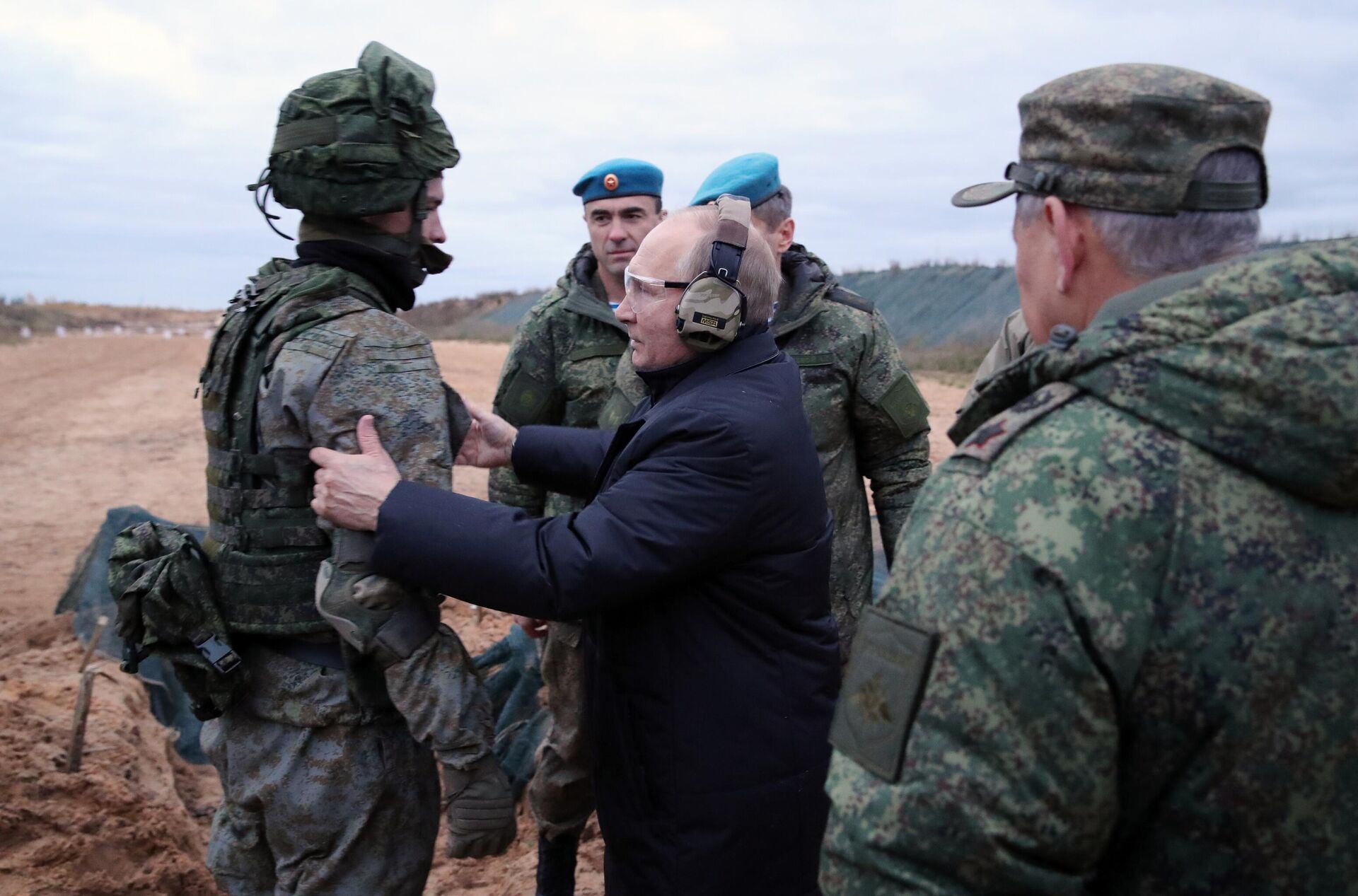 Supreme Commander-in-Chief, Russian President Vladimir Putin during a visit to a military training ground of the Western Military District in the Ryazan Region to inspect the progress of training of mobilized military personnel. Supreme Commander-in-Chief, Russian President Vladimir Putin during a visit to a military training ground of the Western Military District in the Ryazan Region to inspect the progress of training of mobilized military personnel. - Sputnik International, 1920, 07.05.2025