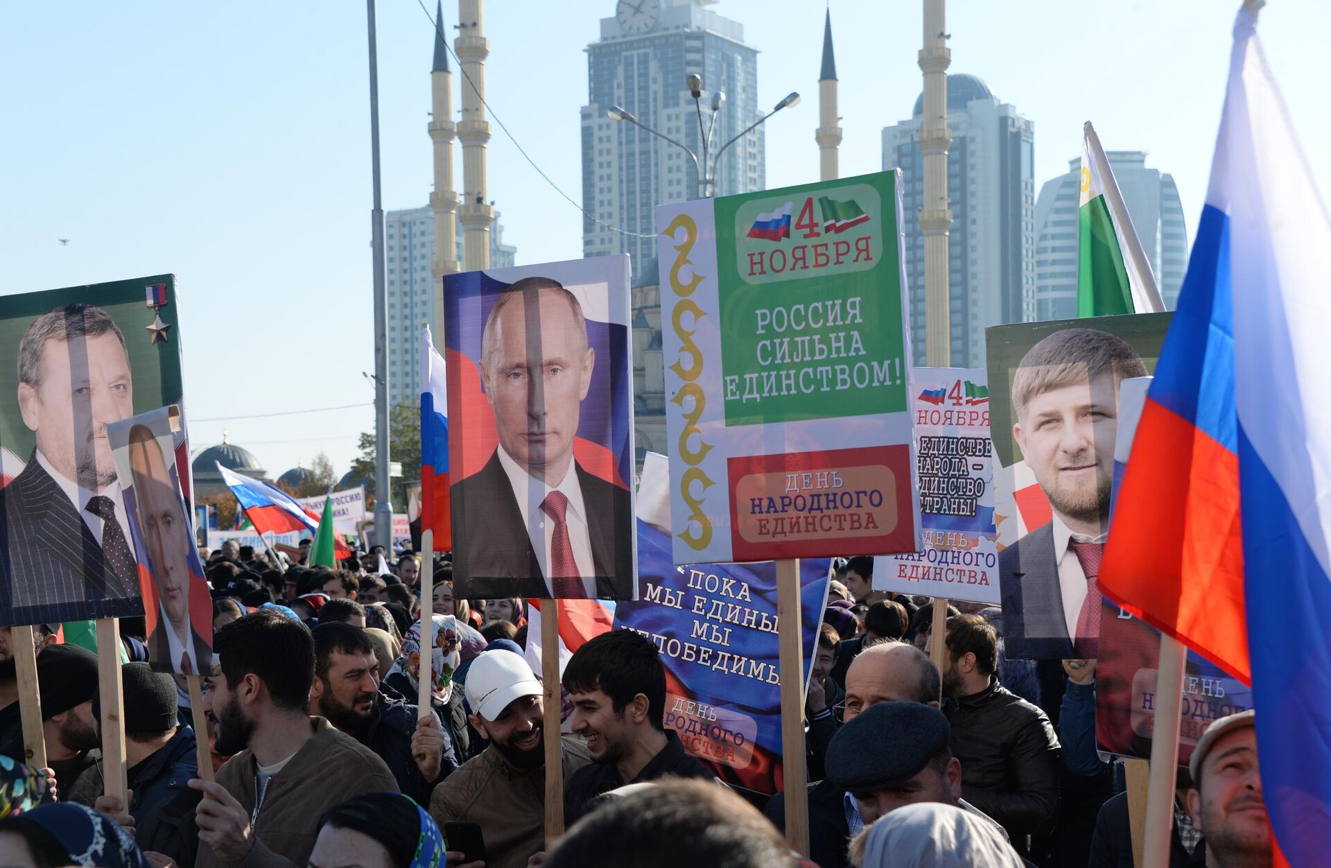 Participants in a rally in the center of Grozny dedicated to National Unity Day. Participants in a rally in the center of Grozny dedicated to National Unity Day. - Sputnik International, 1920, 07.05.2025