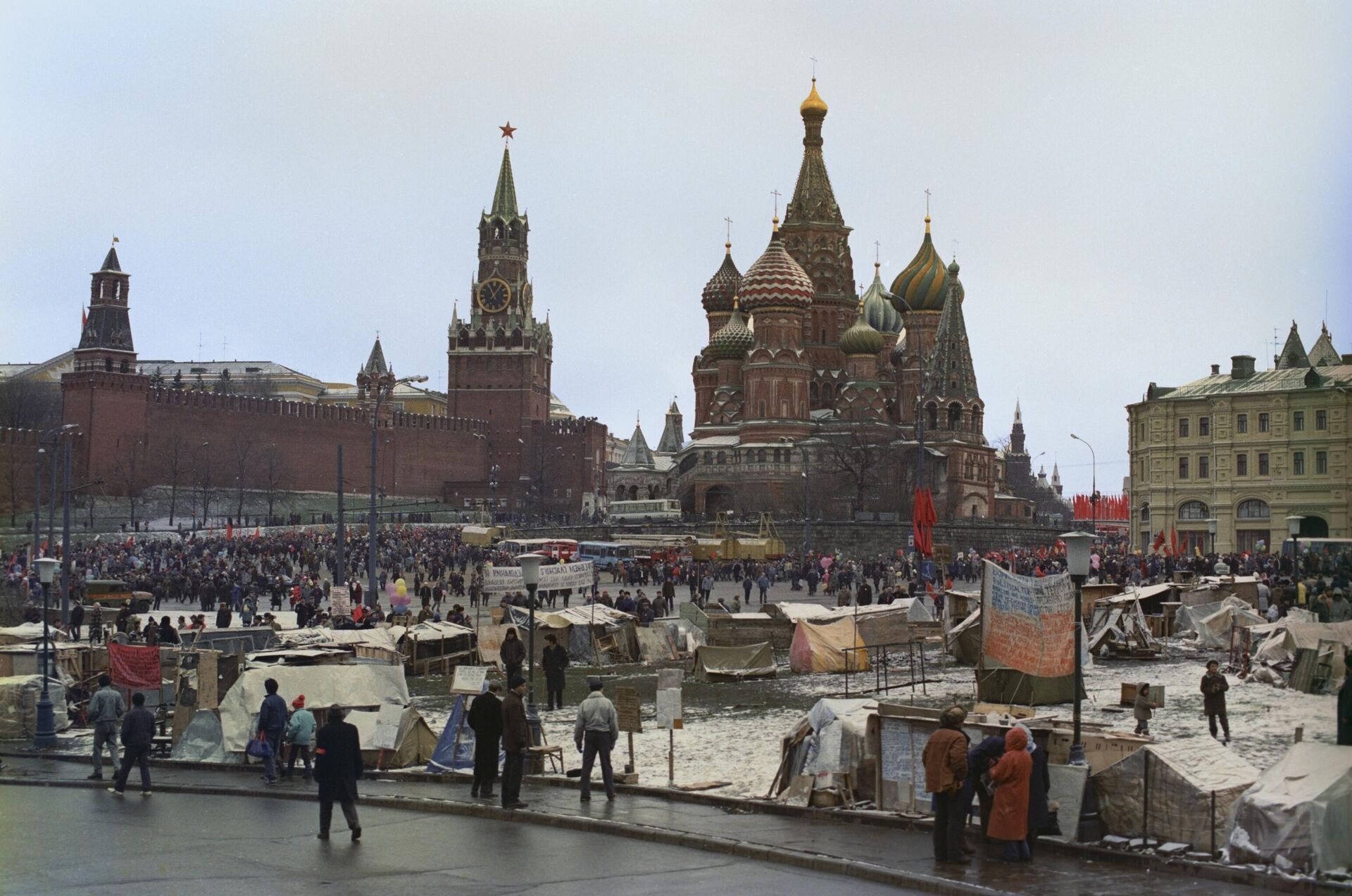 Tent city between Red Square and the Rossiya Hotel. People from different Russian cities came to the capital to ask for help and protection of their rights from deputies. November 7, 1990. Tent city between Red Square and the Rossiya Hotel. People from different Russian cities came to the capital to ask for help and protection of their rights from deputies. November 7, 1990. - Sputnik International, 1920, 07.05.2025