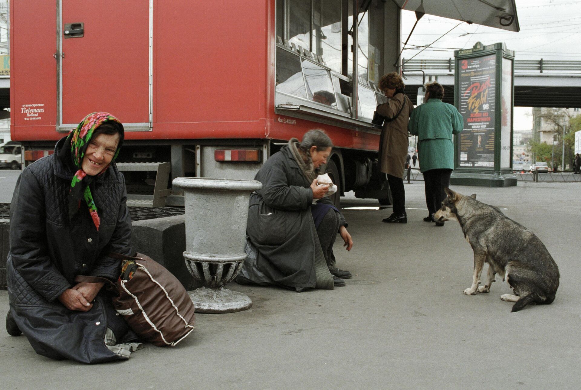 Women beg at a food kiosk on a Moscow street. 1998 Women beg at a food kiosk on a Moscow street. 1998 - Sputnik International, 1920, 07.05.2025