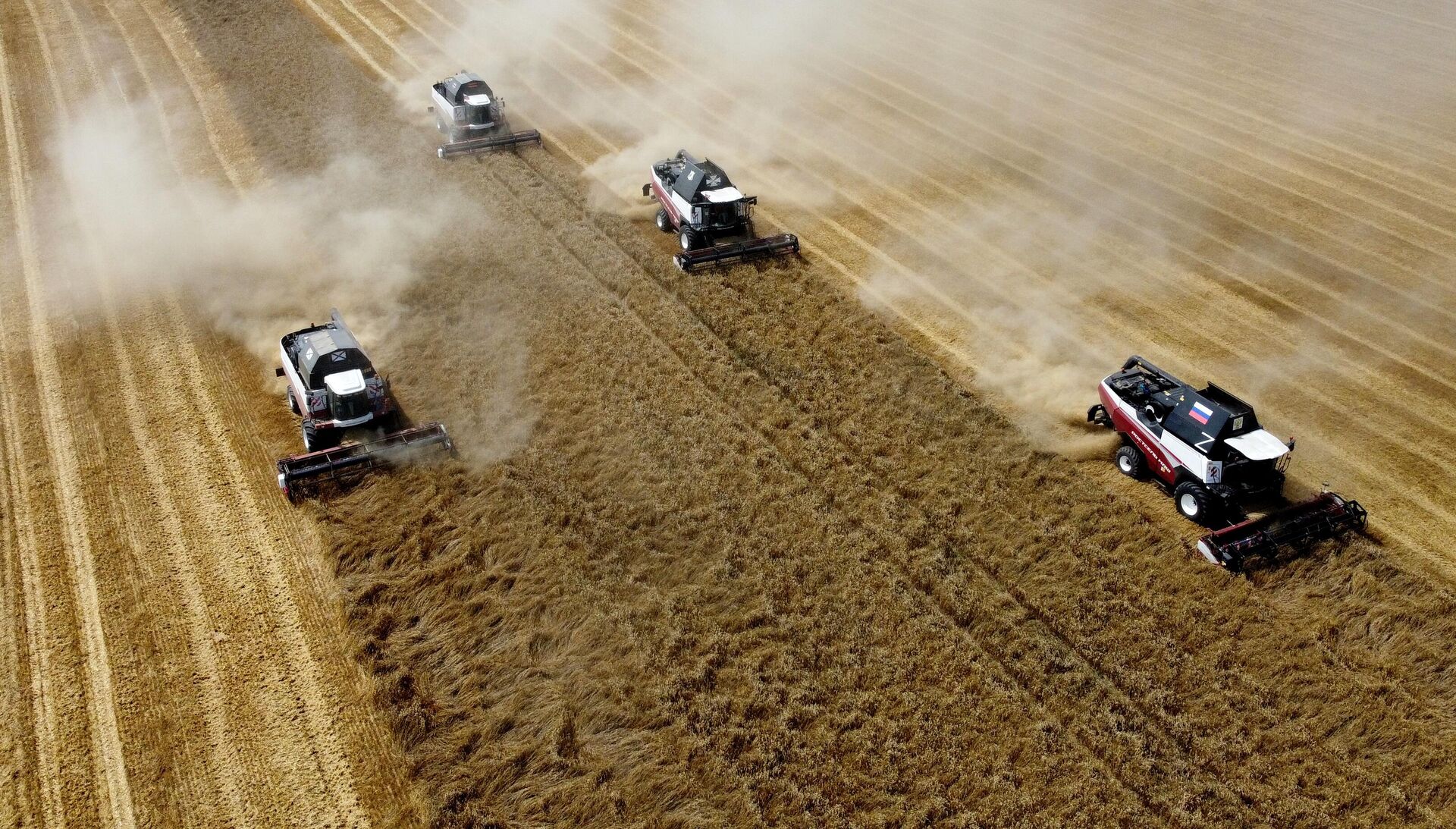 Combine harvesters from the Rostselmash enterprise are harvesting wheat at the Demetra peasant farm in the village of Bolshaya Neklinovka in the Rostov Region. Combine harvesters from the Rostselmash enterprise are harvesting wheat at the Demetra peasant farm in the village of Bolshaya Neklinovka in the Rostov Region. - Sputnik International, 1920, 07.05.2025