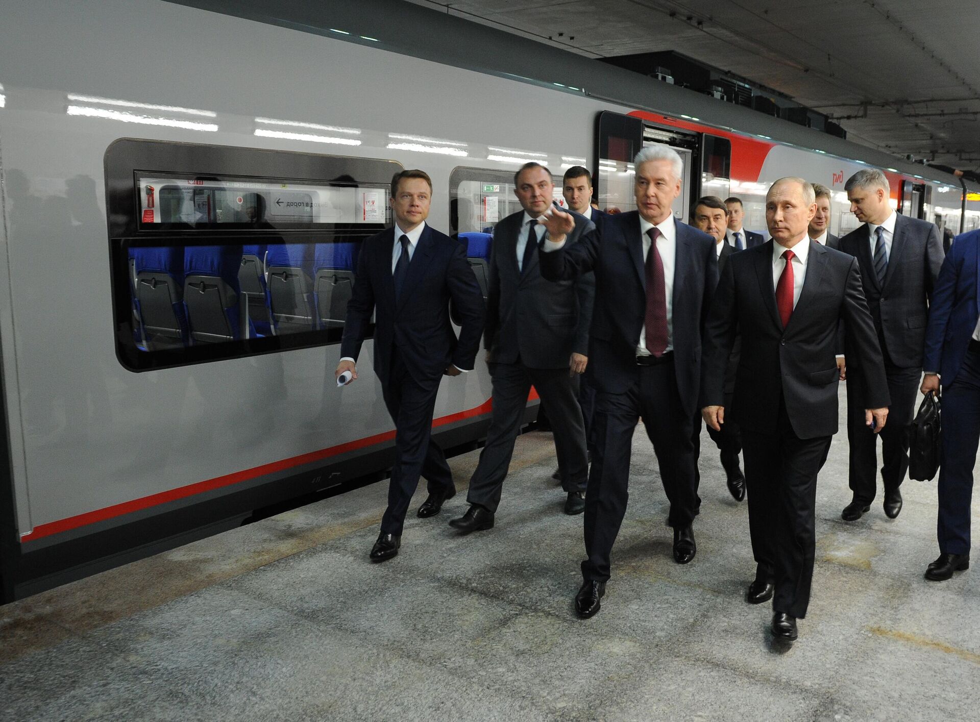 Russian President Vladimir Putin and Moscow Mayor Sergei Sobyanin (from right to left in the foreground) take part in the ceremony of commissioning the Moscow Central Circle (MCC) transport system on Moscow City Day. Russian President Vladimir Putin and Moscow Mayor Sergei Sobyanin (from right to left in the foreground) take part in the ceremony of commissioning the Moscow Central Circle (MCC) transport system on Moscow City Day. - Sputnik International, 1920, 07.05.2025