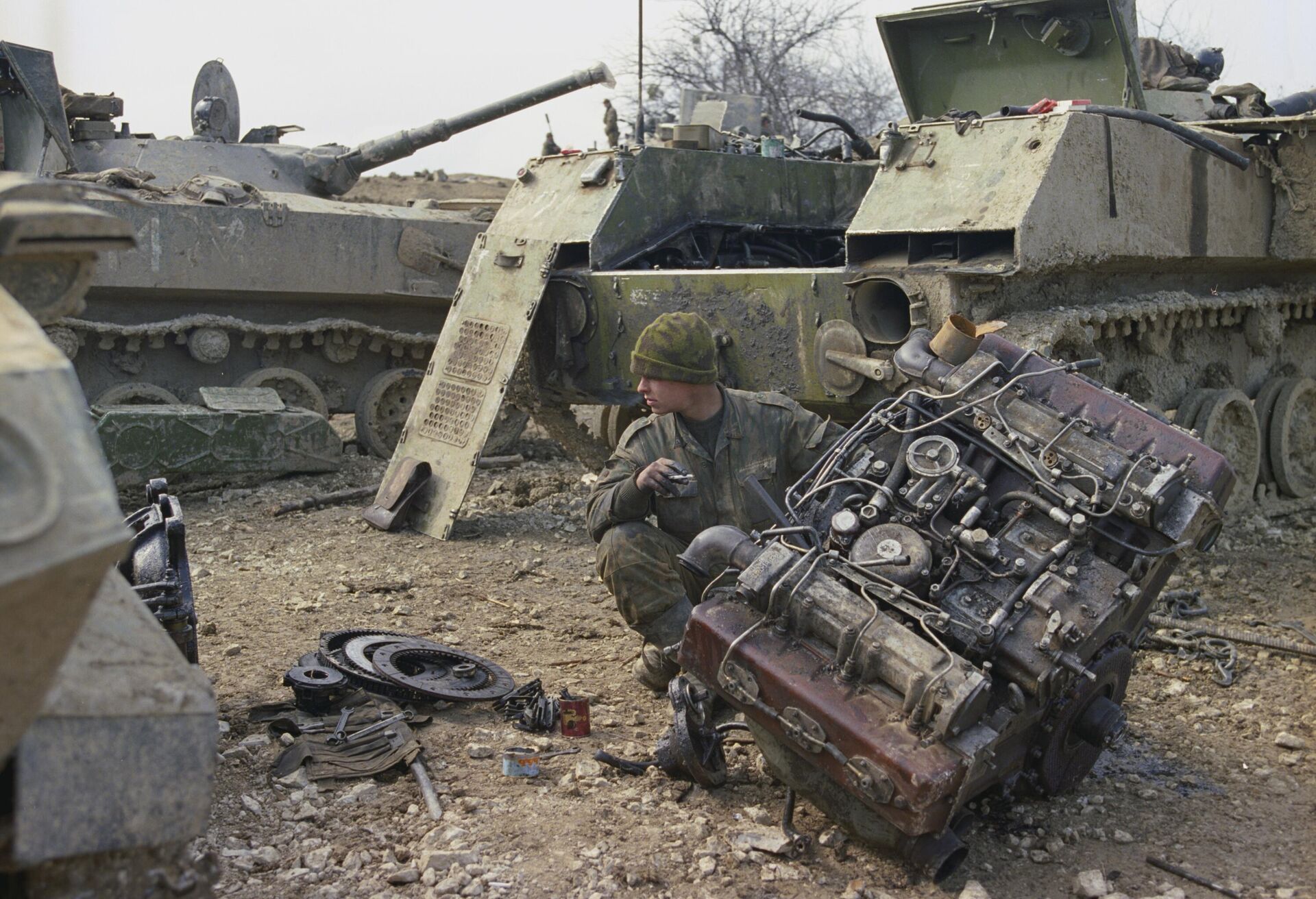 Russian serviceman repairs military equipment (2000) Russian serviceman repairs military equipment (2000) - Sputnik International, 1920, 07.05.2025