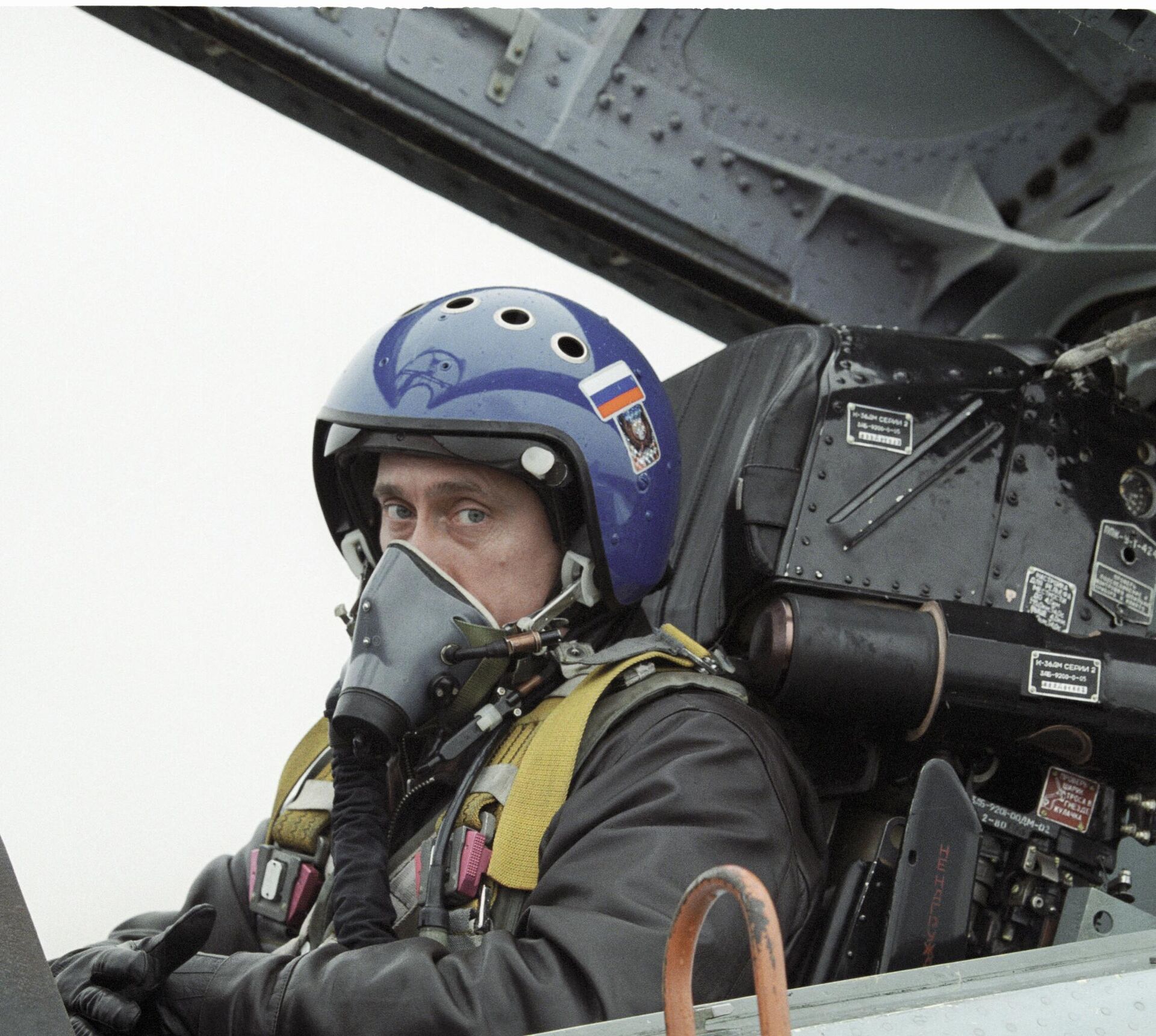 Then acting President of the Russian Federation Vladimir Putin in the cockpit of a Su-27 interceptor fighter after a flight from Krasnodar to Chechnya to present awards to Russian paratroopers. Then acting President of the Russian Federation Vladimir Putin in the cockpit of a Su-27 interceptor fighter after a flight from Krasnodar to Chechnya to present awards to Russian paratroopers. - Sputnik International, 1920, 07.05.2025