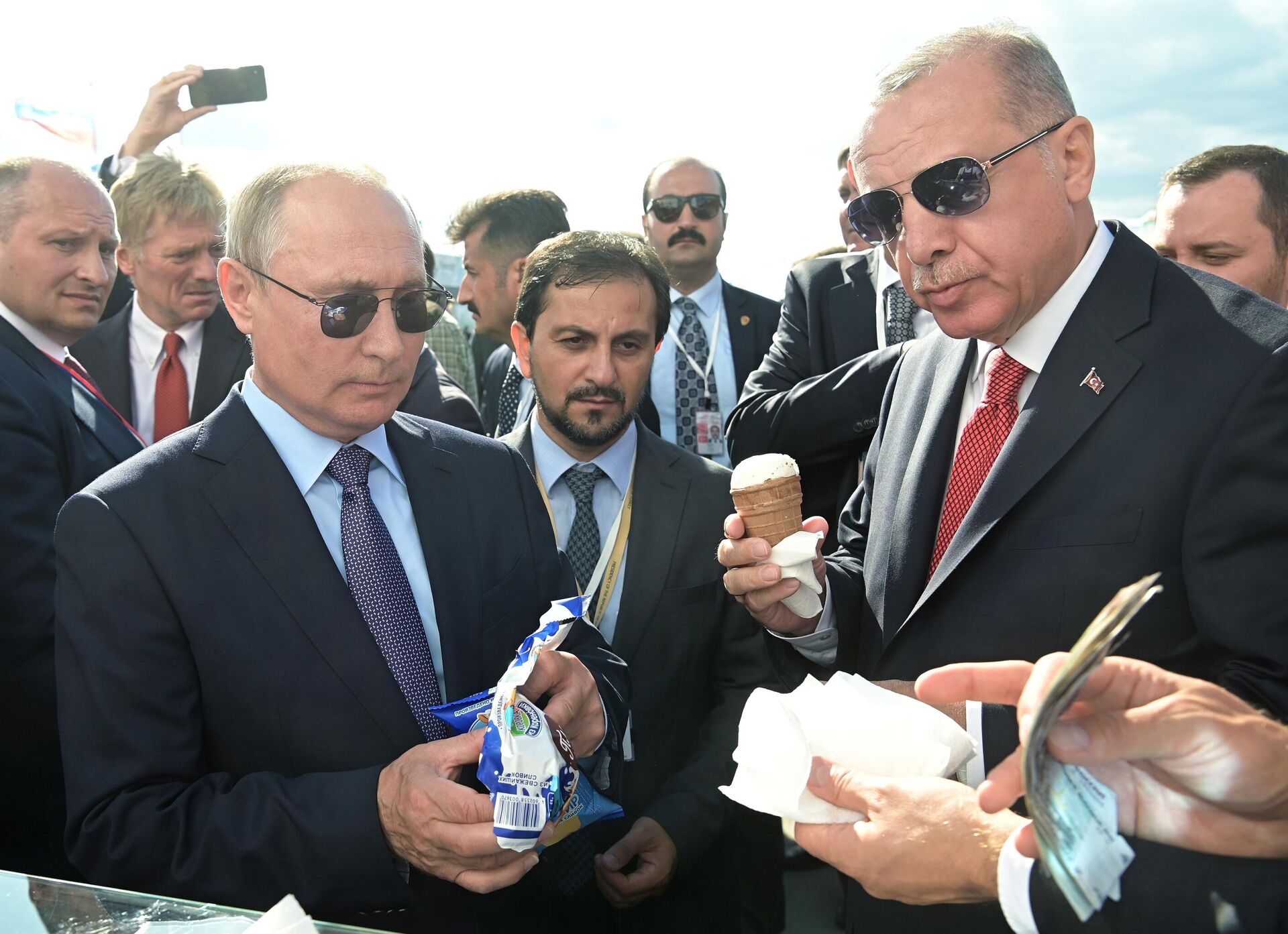 Russian President Vladimir Putin and Turkish President Recep Tayyip Erdogan visit the MAKS-2019 air show on August 27, 2019. Russian President Vladimir Putin and Turkish President Recep Tayyip Erdogan visit the MAKS-2019 air show on August 27, 2019. - Sputnik International, 1920, 07.05.2025