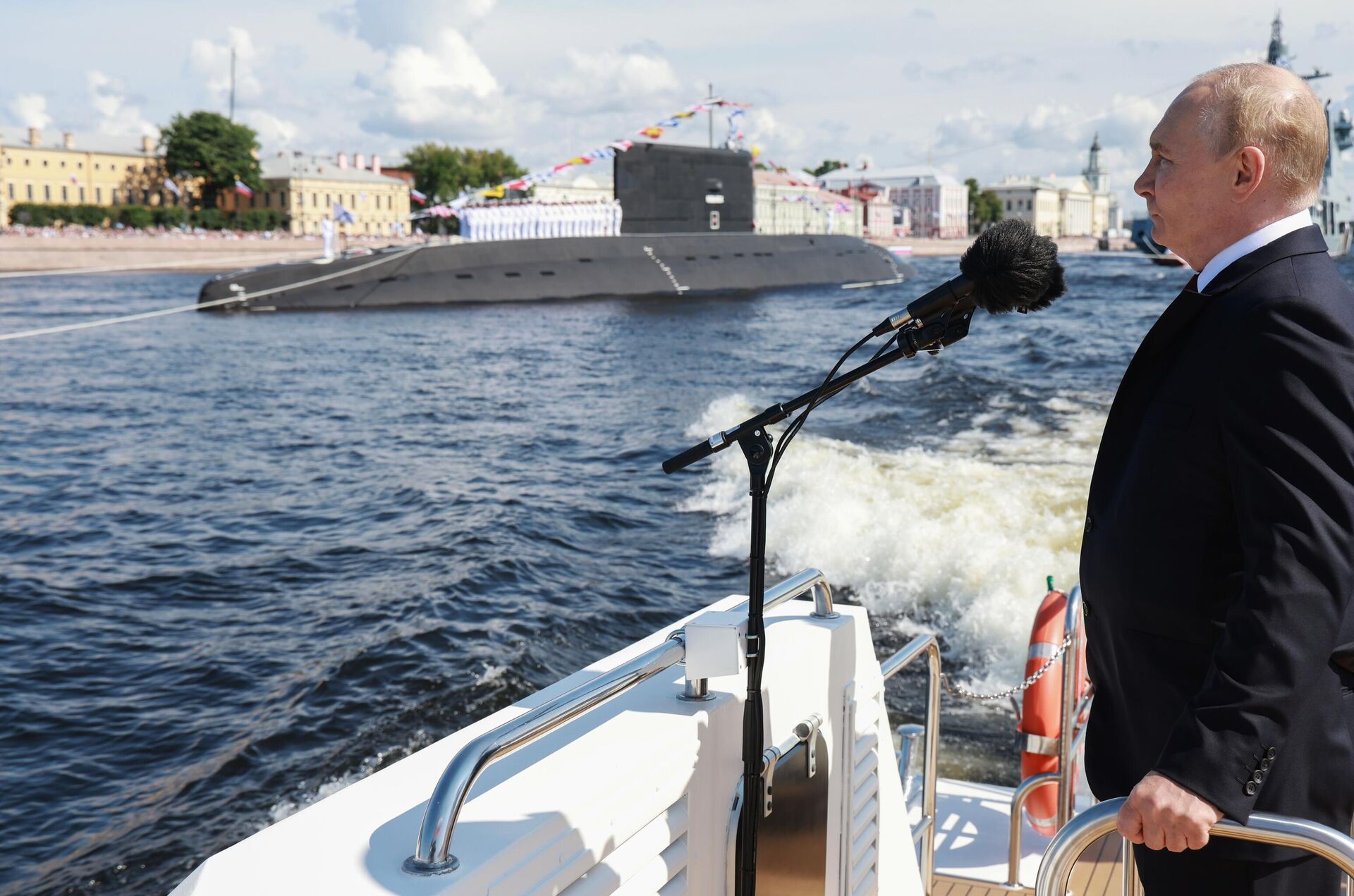 July 28, 2024. President of the Russian Federation, Supreme Commander-in-Chief Vladimir Putin at the Main Naval Parade on the occasion of the Day of the Russian Navy. July 28, 2024. President of the Russian Federation, Supreme Commander-in-Chief Vladimir Putin at the Main Naval Parade on the occasion of the Day of the Russian Navy. - Sputnik International, 1920, 07.05.2025