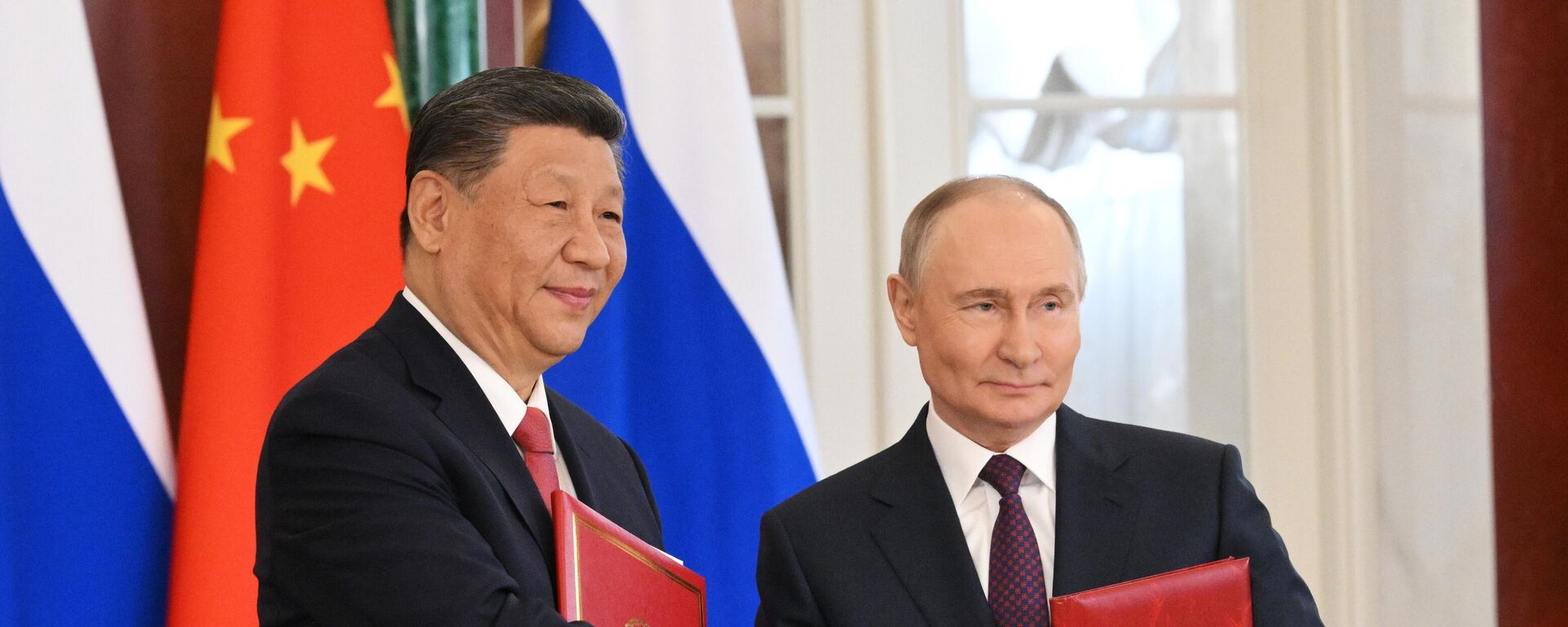 Russian President Vladimir Putin and his Chinese counterpart Xi Jinping during a ceremony of exchanging documents after Russia-China talks. File photo - Sputnik International, 1920, 08.05.2025