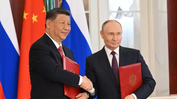 President of Russia Vladimir Putin and President of China Xi Jinping during a ceremony of exchanging documents after Russia-China talks. - Sputnik International