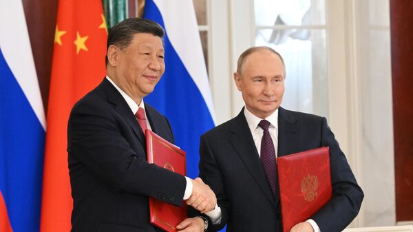 President of Russia Vladimir Putin and President of China Xi Jinping during a ceremony of exchanging documents after Russia-China talks. - Sputnik International