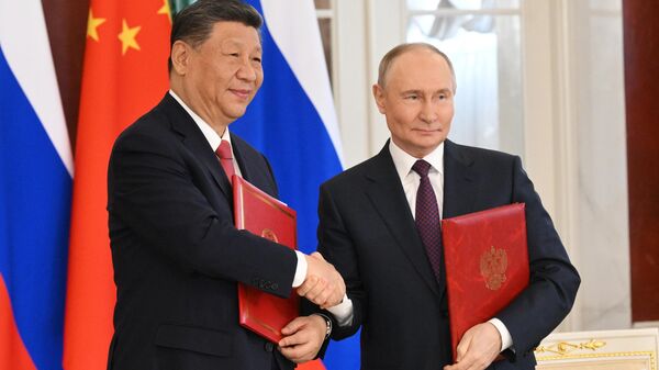 President of Russia Vladimir Putin and President of China Xi Jinping during a ceremony of exchanging documents after Russia-China talks. - Sputnik International