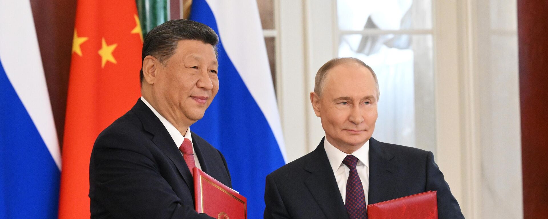 President of Russia Vladimir Putin and President of China Xi Jinping during a ceremony of exchanging documents after Russia-China talks. - Sputnik International, 1920, 07.08.2025