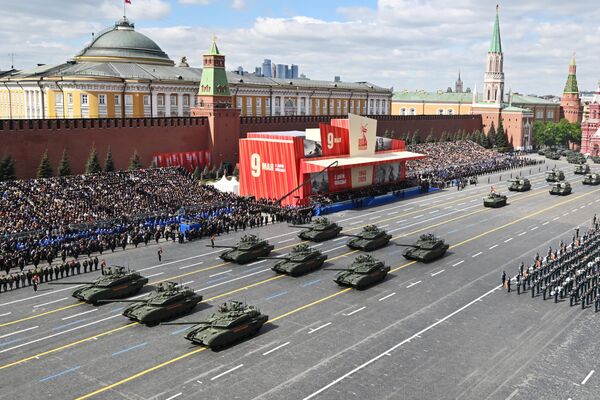T-90M Proryv tanks on Red Square in Moscow during the military parade dedicated to the 80th anniversary of Victory in the Great Patriotic War. - Sputnik International