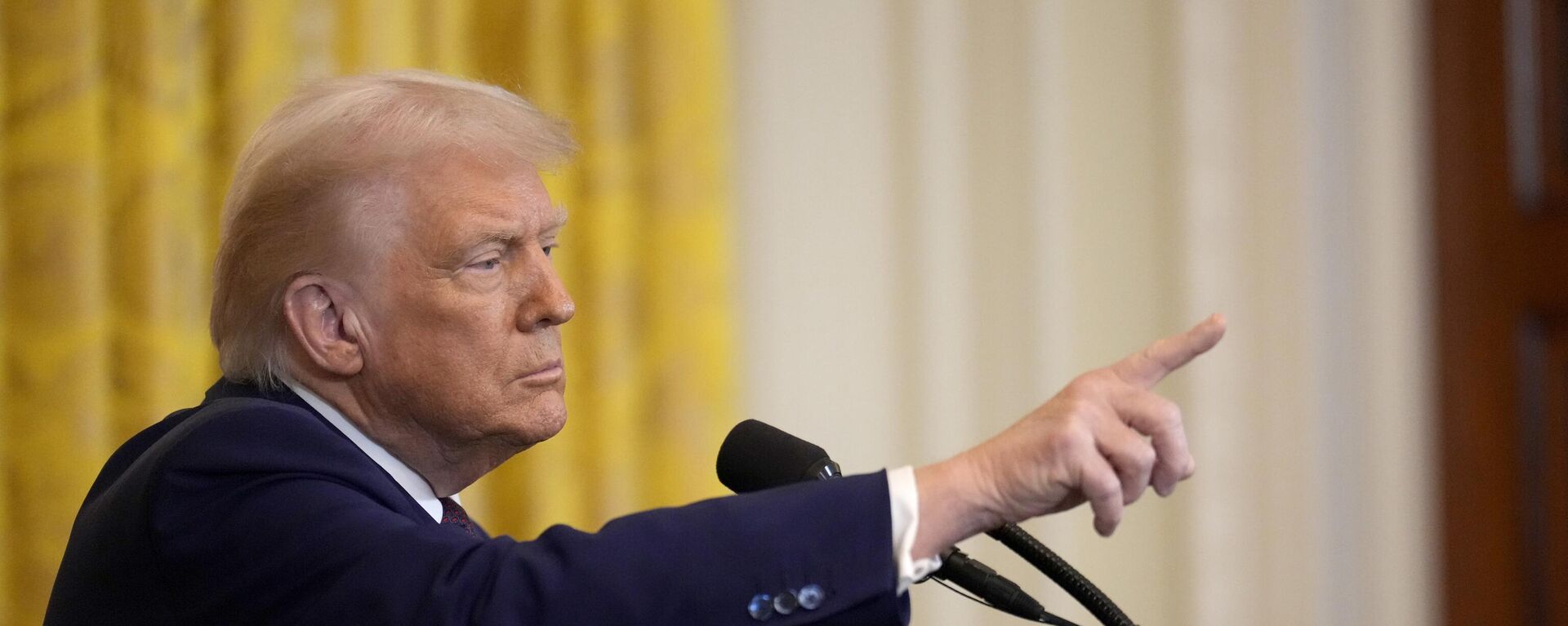 President Donald Trump points to a reporter as he answers questions during a news conference on Feb. 13, 2025, in Washington. - Sputnik International, 1920, 18.06.2025